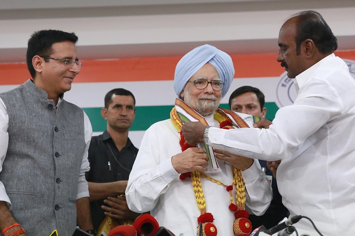 कर्नाटक चुनाव के रंग तस्वीरों में:  कभी साइकिल, तो कभी बैलगाड़ी, और कभी गैस सिलेंडर उठाए दिखे कांग्रेस अध्यक्ष