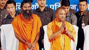 पतंजलि की ‘धमकी’ के आगे झुके योगी ने की रामदेव से बात, अब यूपी से बाहर नहीं जाएगा फूड पार्क