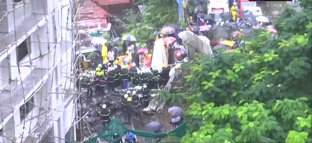 मुंबई: रिहायशी इलाके में चार्टर्ड प्लेन क्रैश, चपेट में आए राहगीर, पायलट समेत 5 लोगों की मौत