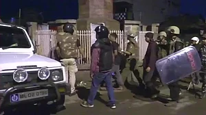 मेघालय: शिलांग के हिंसाग्रस्त इलाकों में कर्फ्यू जारी, इंटरेनट सेवा पर रोक बरकरार