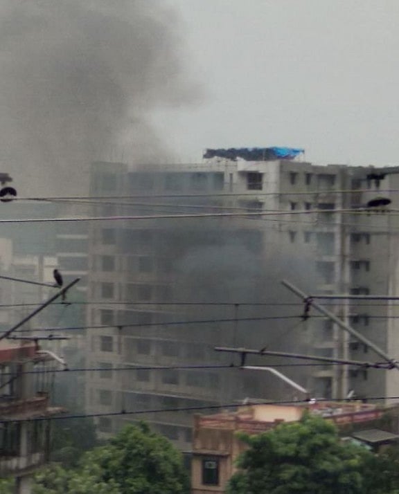 मुंबई: रिहायशी इलाके में चार्टर्ड प्लेन क्रैश, चपेट में आए राहगीर, पायलट समेत 5 लोगों की मौत