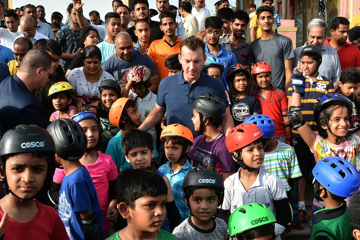 खेतों में टहलता पांडा और सड़कों पर बहता दूध