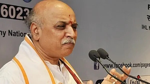 बीजेपी के लोग छद्म हिंदू हैं, जनता 2019 में इनको सबक सिखाएगीः प्रवीण तोगड़िया