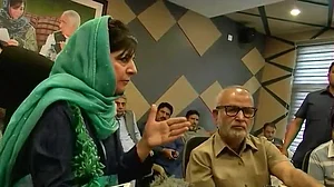 बीजेपी-पीडीपी के अवसरवादी गठबंधन ने जम्मू-कश्मीर को आग में झोंका : राहुल गांधी