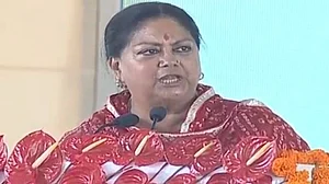 राजस्थान: वसुंधरा सरकार ने जारी किया विवादित फरमान, दफ्तर में कर्मचारियों के जींस-टीशर्ट पहनने पर लगाई रोक