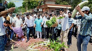 किसानों के ‘गांव बंद’ का आज दूसरा दिन, शहरों में दूध-सब्जियों की सप्लाई रुकने से बढ़ी मुश्किलें