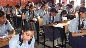 राजस्थान के स्कूलों में अब बाबा देंगे प्रवचन, वसुंधरा सरकार पर शिक्षा का भगवाकरण करने का लगा आरोप