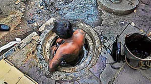 उत्तर प्रदेश में हाथ से मैला उठाने वालों की आधी आबादी : सर्वे रिपोर्ट