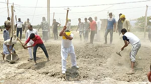 योगी के दावों पर उनके ही मंत्री का चला फावड़ा, राजभर ने कहा, नहीं हो रहा कोई काम अब जनता भगवान भरोसे