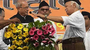 विष्णु नागर का व्यंग्य: संघ के कार्यक्रम में अगर प्रणब मुखर्जी के बाद बोलते मोहन भागवत तो यह होता उनका भाषण!