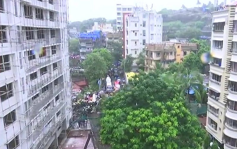 मुंबई: रिहायशी इलाके में चार्टर्ड प्लेन क्रैश, चपेट में आए राहगीर, पायलट समेत 5 लोगों की मौत