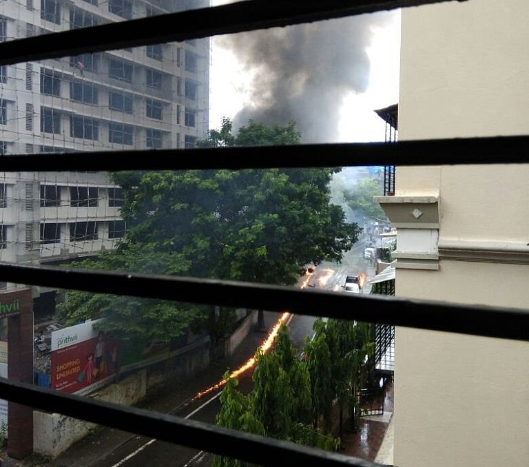 मुंबई: रिहायशी इलाके में चार्टर्ड प्लेन क्रैश, चपेट में आए राहगीर, पायलट समेत 5 लोगों की मौत