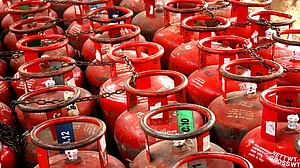महंगाई की मार झेल रही जनता को एक और झटका, पेट्रोल-डीजल के बाद एलपीजी की कीमतों में लगी आग