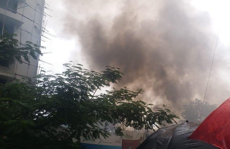 मुंबई: रिहायशी इलाके में चार्टर्ड प्लेन क्रैश, चपेट में आए राहगीर, पायलट समेत 5 लोगों की मौत