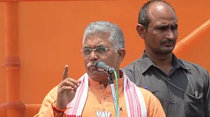 बांग्लादेश में हिंदुओं पर हमला: BJP नेता दिलीप घोष ममता पर हुए गरम, लेकिन हसीना पर नरम