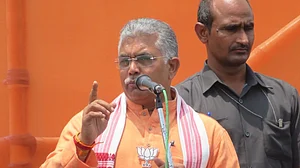 चुनाव आयोग ने BJP के बड़े नेता पर लगाया 48 घंटे का बैन, शुभेंदु अधिकारी को लगी फटकार, दिलीप घोष को नोटिस