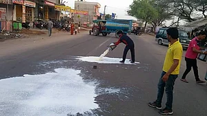 मंदसौर फायरिंग की बरसी: मध्य प्रदेश समेत देश भर में जारी किसान आंदोलन का व्यापक असर, 10 दिन चलेंगे प्रदर्शन