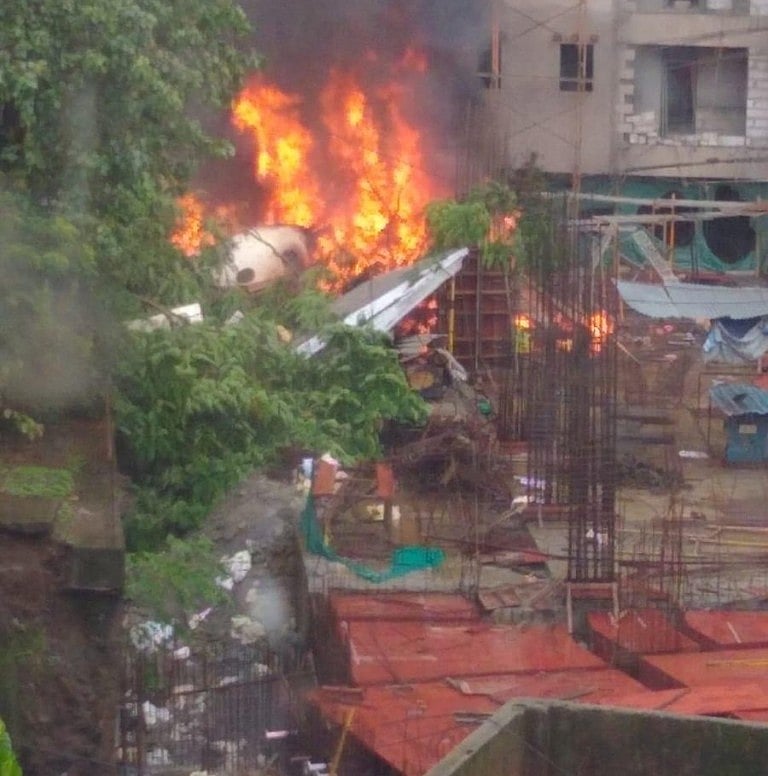 मुंबई: रिहायशी इलाके में चार्टर्ड प्लेन क्रैश, चपेट में आए राहगीर, पायलट समेत 5 लोगों की मौत