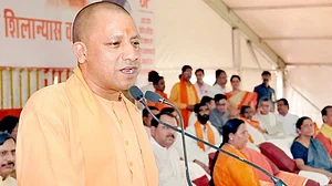 क्या बीजेपी-संघ में बज चुका है सीएम योगी आदित्यनाथ के खिलाफ बिगुल?