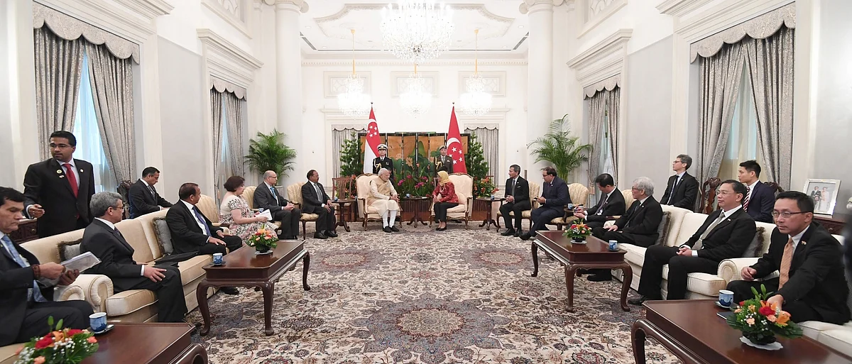 खेतों में टहलता पांडा और सड़कों पर बहता दूध