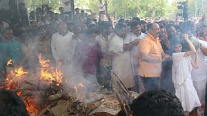 पंचतत्व में विलीन हुए आध्यात्मिक गुरु भय्यूजी महाराज, बेटी कुहू ने दी मुखाग्नि