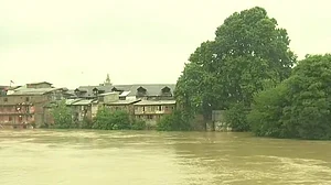 जम्मू कश्मीर में भारी बारिश के बाद बाढ़ के हालात, अमरनाथ यात्रा भी रुकी, घाटी में सभी स्कूल बंद