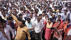 मध्य प्रदेश: शिवराज सरकार से नाराज हजारों शिक्षकों ने किया प्रदर्शन, मांगों को लेकर आज से आमरण अनशन