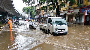 LIVE: मुंबई में मॉनसून की दस्तक, भारी बारिश के बाद कई इलाकों में भरा पानी, लोकल ट्रेनें बाधित