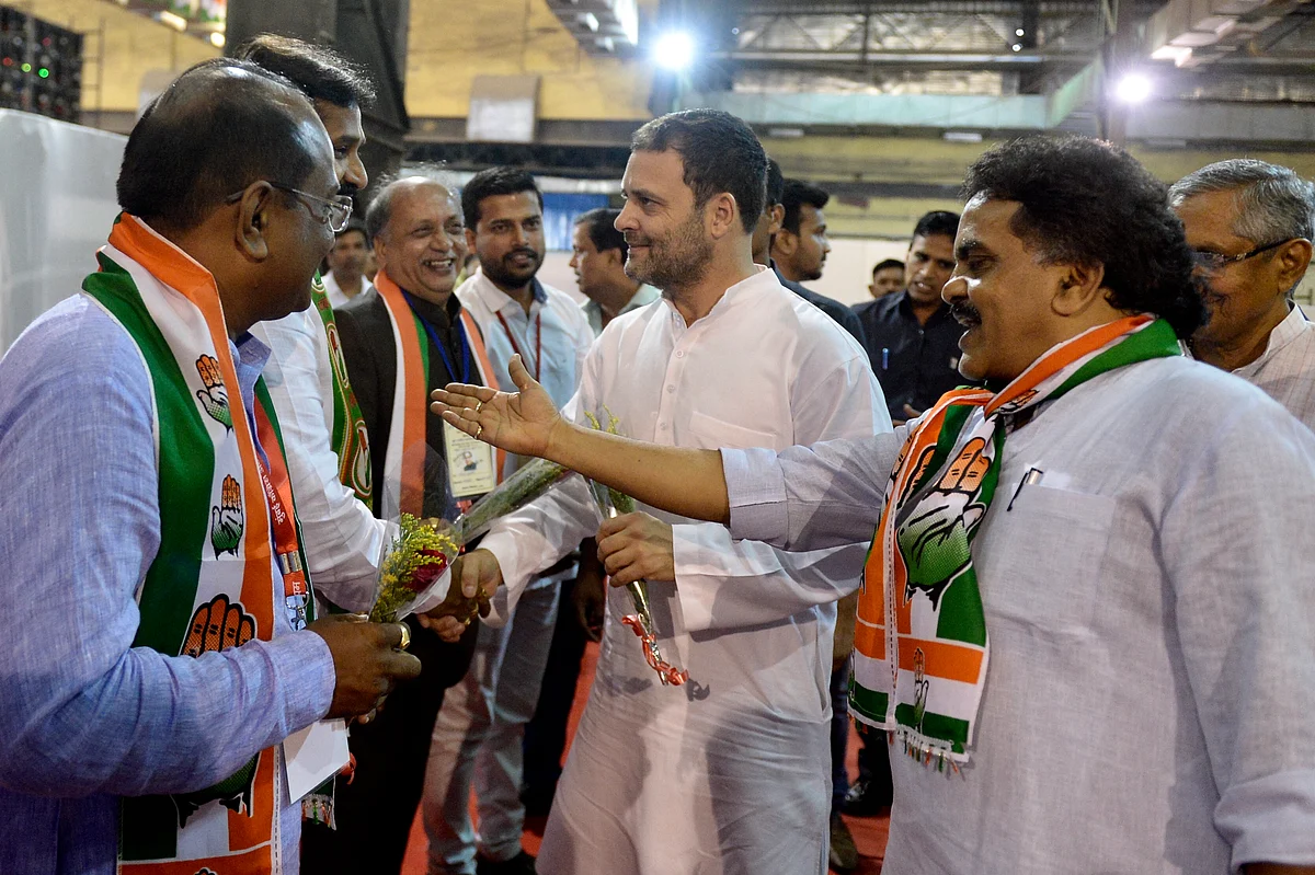 अपने गुरू आडवाणी का भी सम्मान नहीं करते पीएम मोदीः राहुल गांधी