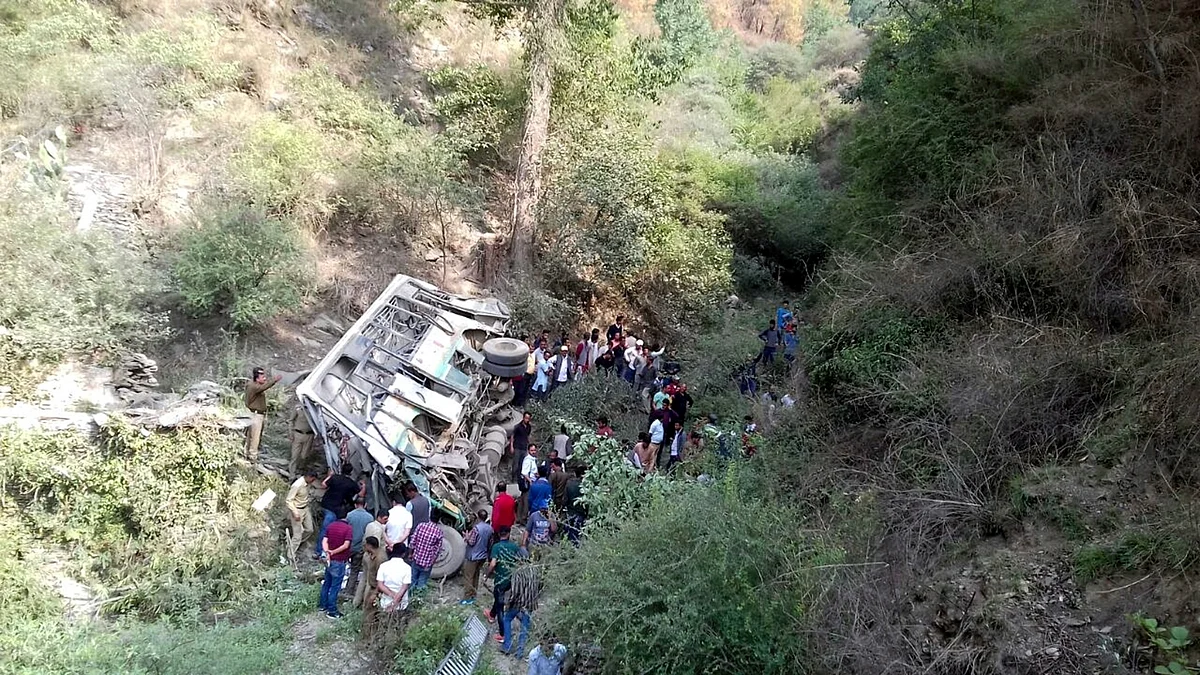 खेतों में टहलता पांडा और सड़कों पर बहता दूध