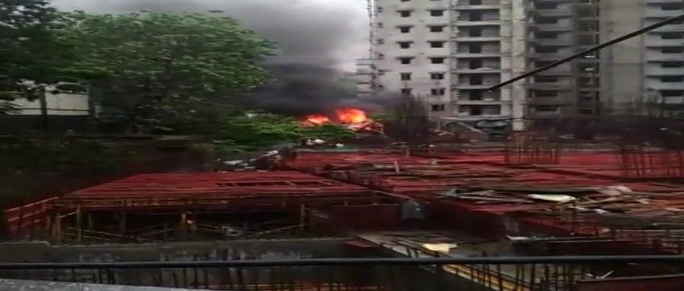 मुंबई: रिहायशी इलाके में चार्टर्ड प्लेन क्रैश, चपेट में आए राहगीर, पायलट समेत 5 लोगों की मौत