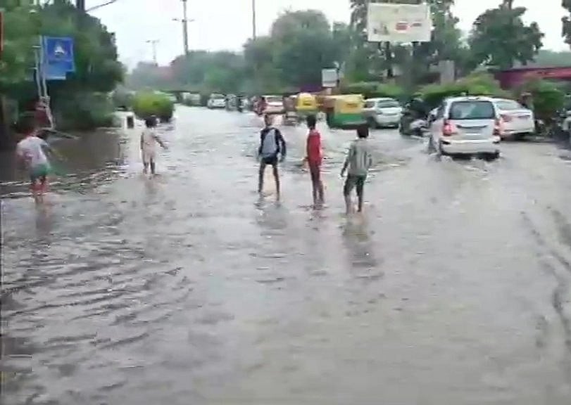 भारी बारिश के बाद जलमग्न हुई दिल्ली और अस्त-व्यस्त हुआ जनजीवन, तस्वीरों में देखें