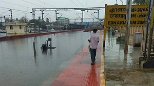 केरल में भारी बारिश से तबाही, अब तक 13 लोगों की मौत, कई हजार लोग बेघर, स्कूल-कॉलेज बंद