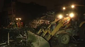 दिल्ली-एनसीआर में बिल्डिंग गिरने का सिलसिला जारी, गाजियाबाद के खोड़ा में गिरी पांच मंजिला इमारत