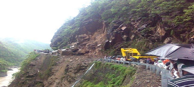 उत्तराखंड: लगातार बारिश और भूस्खलन से चारधाम यात्रा बाधित, श्रद्धालुओं की संख्या में आई भारी कमी