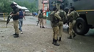 अनंतनाग में बड़ा आतंकी हमला, सीआरपीएफ के 5 जवान शहीद, एक आतंकी ढेर, देखें वीडियो