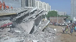 ग्रेटर नोएडाः इमारत के मलबे से 7 शव बरामद, अभी भी कई मजदूरों के दबे होने की आशंका