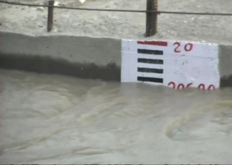 दिल्ली: खतरे के निशान से ऊपर बह रही यमुना, कई लोगों को  पहुंचाया गया सुरक्षित जगहों पर