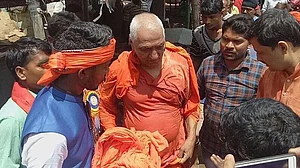झारखंड: पाकुड़ में स्वामी अग्निवेश पर हमला, बीजेपी युवा मोर्चा के कार्यकर्ताओं ने की पिटाई