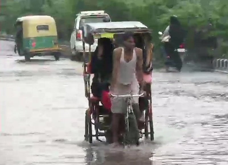 भारी बारिश के बाद जलमग्न हुई दिल्ली और अस्त-व्यस्त हुआ जनजीवन, तस्वीरों में देखें