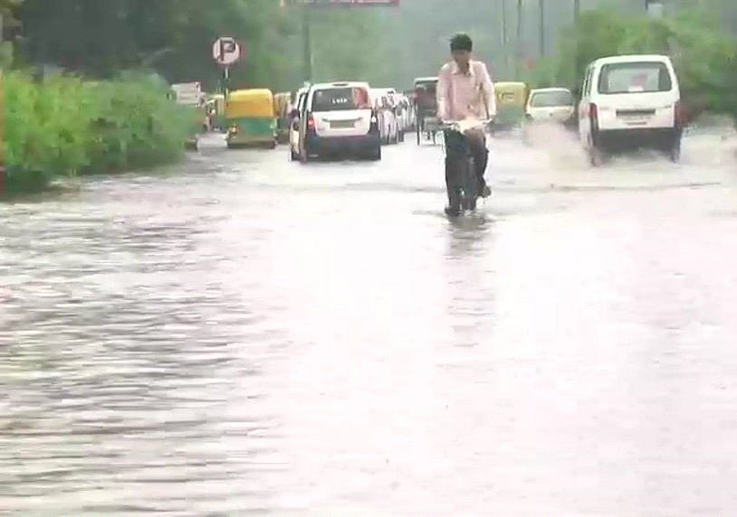 भारी बारिश के बाद जलमग्न हुई दिल्ली और अस्त-व्यस्त हुआ जनजीवन, तस्वीरों में देखें