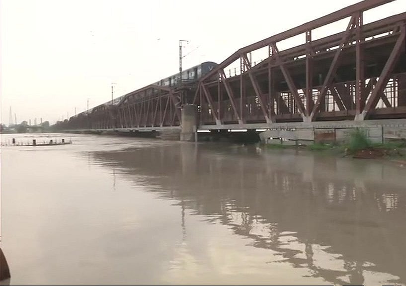 दिल्ली: खतरे के निशान से ऊपर बह रही यमुना, कई लोगों को  पहुंचाया गया सुरक्षित जगहों पर