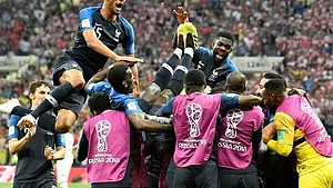 फीफा विश्वकप: जबरदस्त मुकाबले में क्रोएशिया को 4-2 से हराकर फ्रांस 20 साल बाद फिर बना चैंपियन