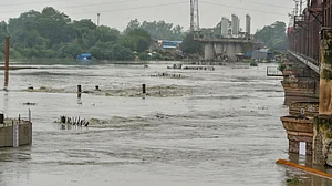 दिल्ली में यमुना का जलस्तर अभी भी खतरे के निशान के ऊपर, लेकिन घट रहा पानी, जानें बाढ़ग्रस्त इलाकों में कैसे हैं हालात?