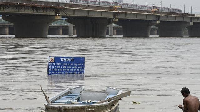 दिल्ली: खतरे के निशान से ऊपर बह रही यमुना, कई लोगों को  पहुंचाया गया सुरक्षित जगहों पर