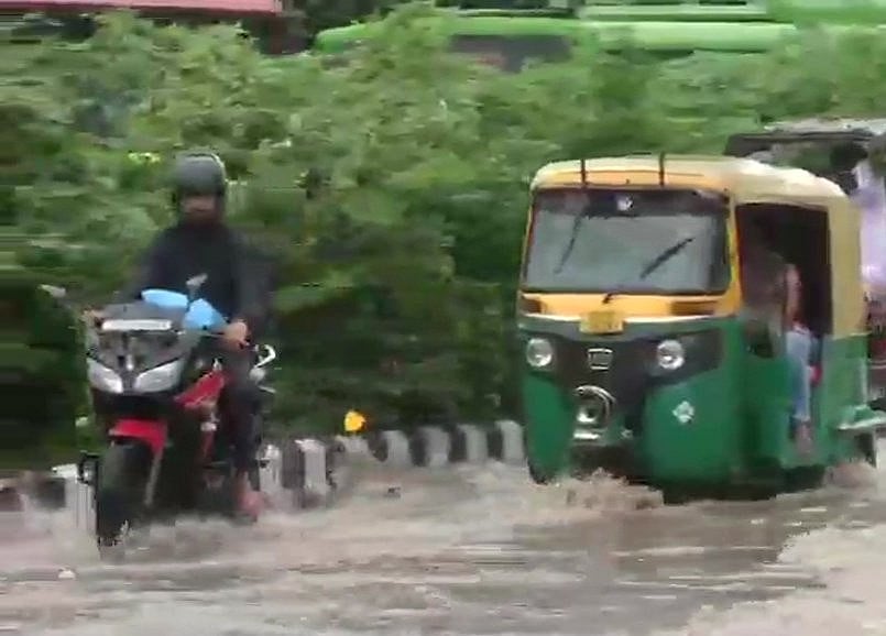 भारी बारिश के बाद जलमग्न हुई दिल्ली और अस्त-व्यस्त हुआ जनजीवन, तस्वीरों में देखें