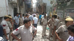 दिल्ली: बुराड़ी में एक ही घर से 11 लाशें मिलने से हड़कंप, फंदे से लटके मिले शव