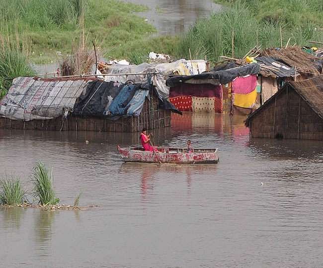 दिल्ली: खतरे के निशान से ऊपर बह रही यमुना, कई लोगों को  पहुंचाया गया सुरक्षित जगहों पर