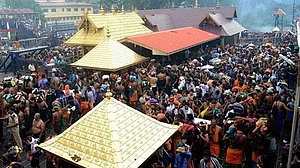 केरल: सबरीमाला मंदिर विवाद पर सुप्रीम कोर्ट की टिप्पणी, कहा, पुरुषों की तरह महिलाओं को भी प्रवेश का अधिकार