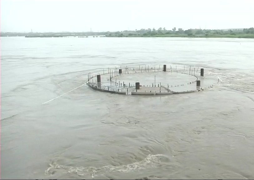 दिल्ली: खतरे के निशान से ऊपर बह रही यमुना, कई लोगों को  पहुंचाया गया सुरक्षित जगहों पर